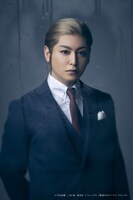 川原一馬扮するアダム・ホワイトリー。