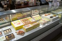 ポモロジー店頭のショーケース。クッキーやフルーツバー以外にもアップルパイやケーキも並ぶ。