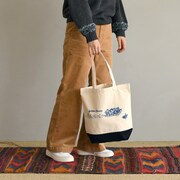 トートバッグD使用イメージ。