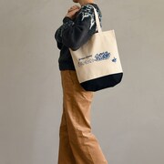 トートバッグD使用イメージ。