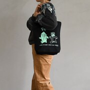 トートバッグE使用イメージ。