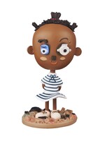 長坂真護（美術家）がデザインした「リサイクルプラのミリーちゃん」。先進国が投棄した廃棄物で作ったアート作品を、リサイクルプラでミニチュア化した。