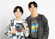 左から齋藤潤、綾野剛。