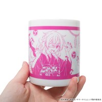 「アニメ『サマータイムレンダ』 チェンジングマグカップ（ハイネ）」にお湯を入れる前のイメージ。