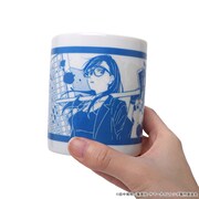 「アニメ『サマータイムレンダ』 チェンジングマグカップ（南方ひづる）」にお湯を入れる前のイメージ。