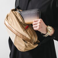 ボディバッグ使用イメージ。