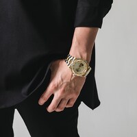 腕時計使用イメージ。