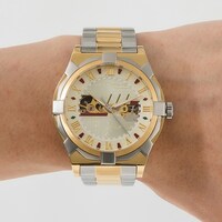 腕時計使用イメージ。