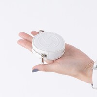 「ヒカル／陸光（ルー・グアン） モデル ショルダーバッグ」のラウンドケース。