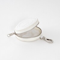 「ヒカル／陸光（ルー・グアン） モデル ショルダーバッグ」のラウンドケース。