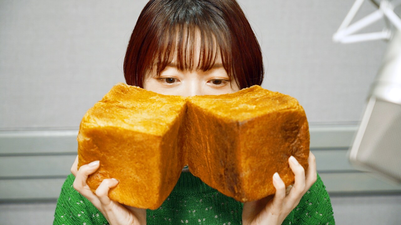 パンを吸う花澤香菜。