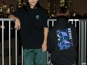 「風都探偵 Tシャツ フィリップVer.」と「風都探偵 パーカー 左翔太郎Ver.」の着用イメージ。
