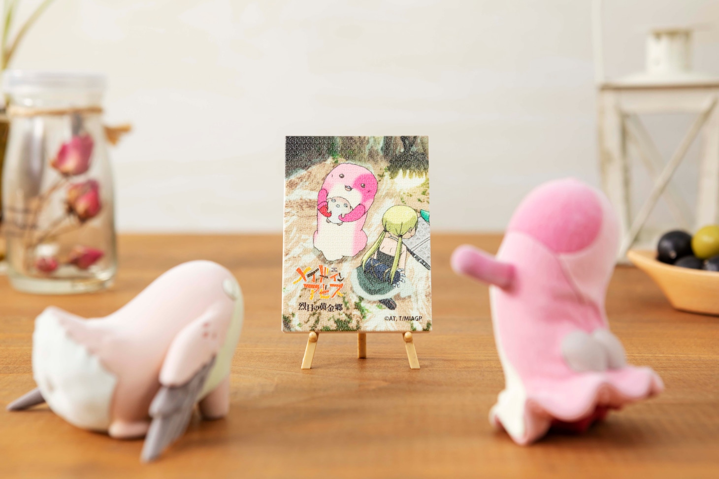 「メイドインアビス 烈日の黄金郷 マアアさん ミニフロッキーフィギュア」と「メイドインアビス 烈日の黄金郷 メイニャ ミニフロッキーフィギュア」と、「KADOKAWAスペシャルセット」に付属するミニアートキャンバス。