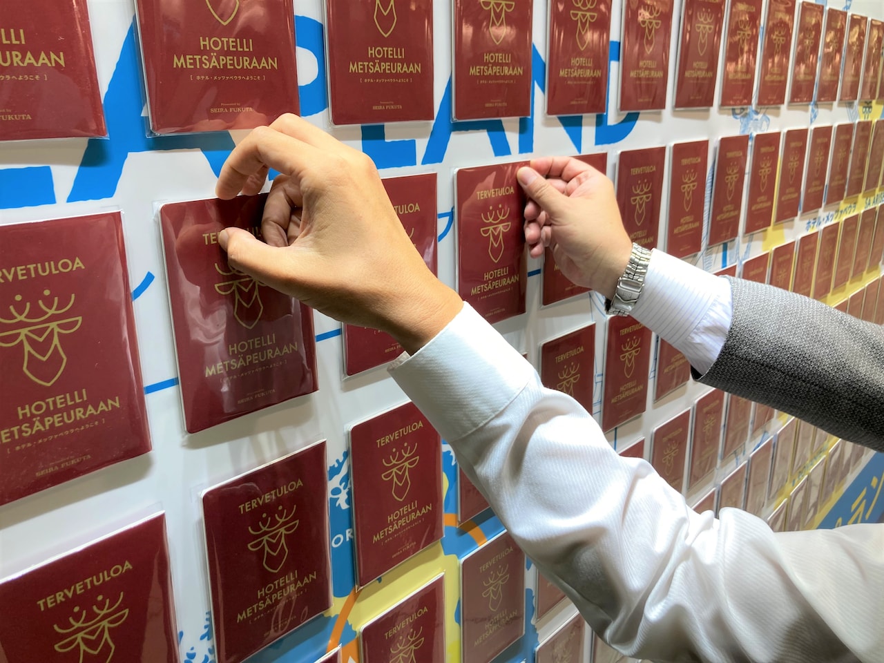 「ホテル・メッツァペウラへようこそ」小冊子持ち帰れるピールオフ広告が池袋駅に登場