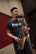 作中でサックスの演奏を担当する馬場智章。
