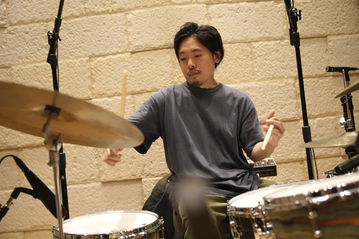 作中でドラムの演奏を担当する石若駿。