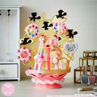 「おジャ魔女どれみ マジカルスタンド」の使用イメージ。「タップケースコレクション」4種は別売り。