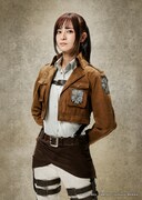 サシャ・ブラウスに扮する星波。