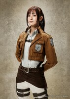 サシャ・ブラウスに扮する星波。