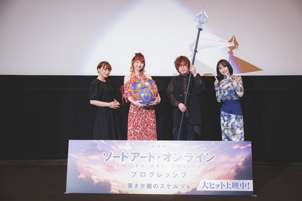 「劇場版 ソードアート・オンライン -プログレッシブ- 冥き夕闇のスケルツォ」初日舞台挨拶の様子。左から井澤詩織、戸松遥、松岡禎丞、藍井エイル。