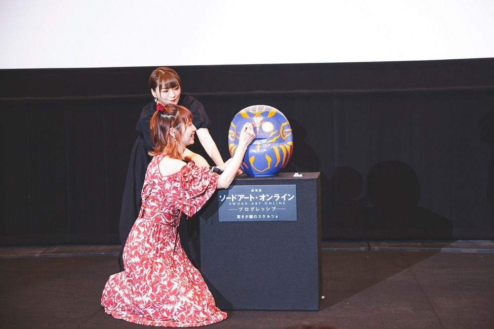 アインクラッド第5層のボスをイメージしただるまに目を入れる戸松遥。