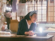 Netflixシリーズ「舞妓さんちのまかないさん」の場面写真。 (c)小山愛子・小学館／STORY
