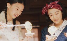 Netflixシリーズ「舞妓さんちのまかないさん」の場面写真。 (c)小山愛子・小学館／STORY