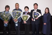実写映画「天間荘の三姉妹」の舞台挨拶付き試写会の様子。