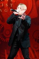 「鋼の絆」を歌う廣野凌大。