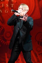 「鋼の絆」を歌う廣野凌大。