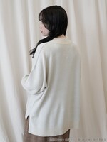 「夏目友人帳 ジャガードニットプルオーバー」アイボリーの着用例。