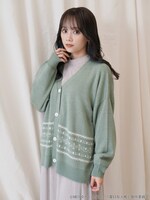 「夏目友人帳 ジャガードニットカーディガン」グリーンの着用例。