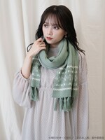 「夏目友人帳 ジャガードニットストール」グリーンの使用例。