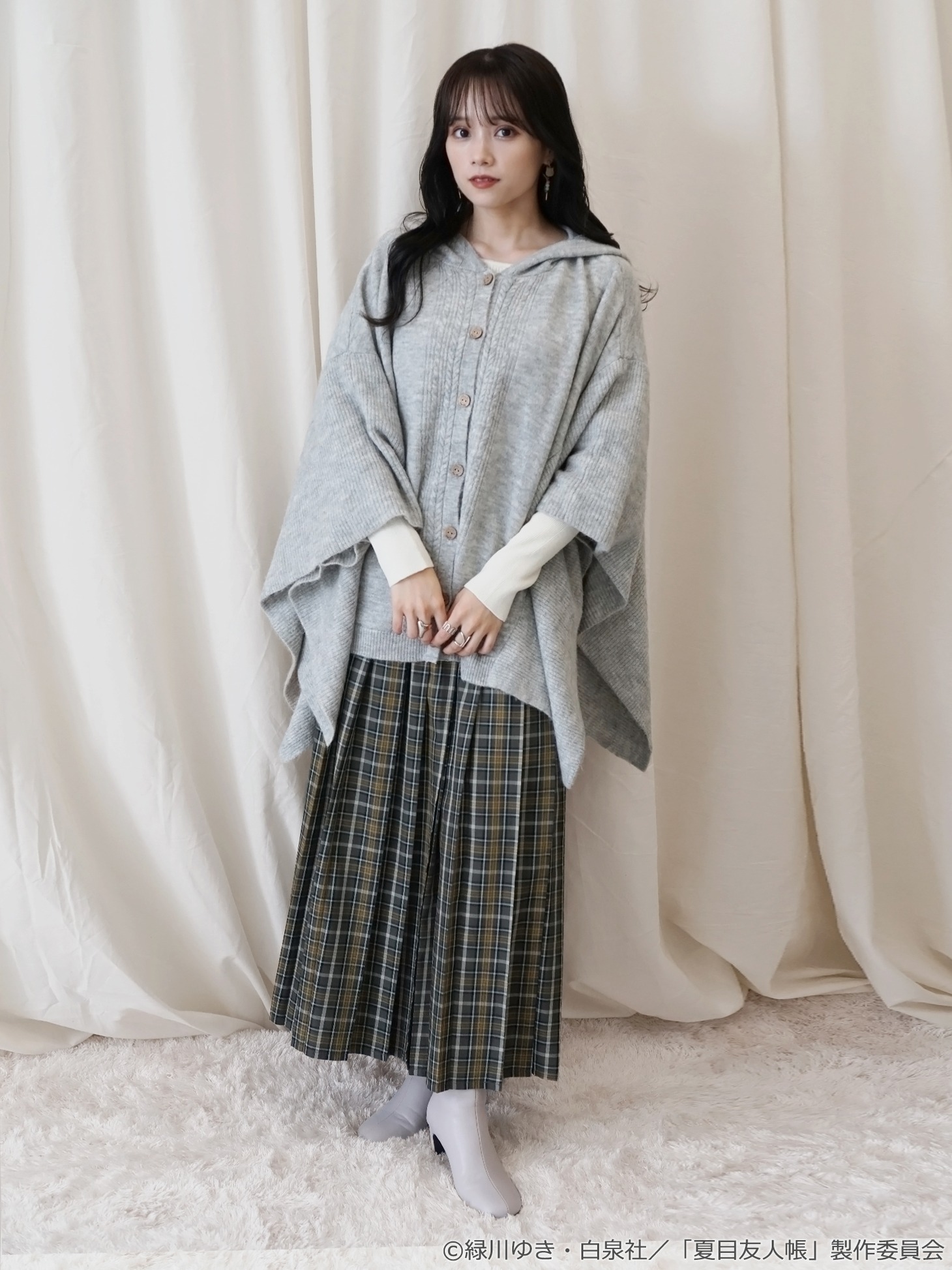 「夏目友人帳 ケーブルニットポンチョ」ライトグレーの着用例。