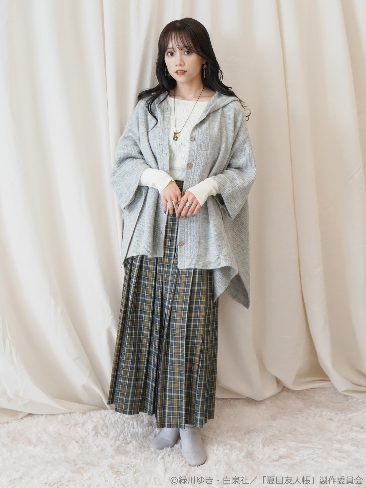 「夏目友人帳 ケーブルニットポンチョ」ライトグレーの着用例。