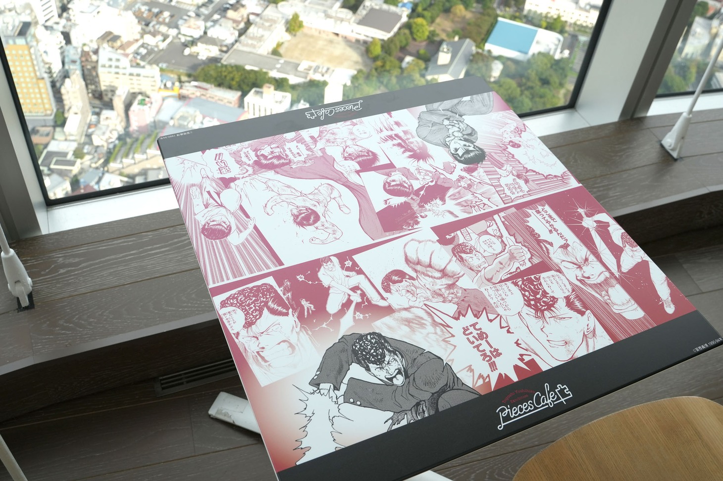「Pieces Cafe」のテーブル。 (c)Y.T.90-94 (c)Y.T.95-97 (c)P98-22 (c)Y.T.89-90