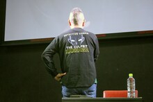 「名探偵コナン 犯人の犯沢さん」のグッズを身にまとう大地丙太郎監督。