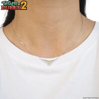 「TIGER & BUNNY 2 ×MATERIAL CROWN イメージネックレス（ワイルドタイガー）」の着用イメージ。