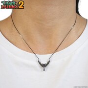 「TIGER & BUNNY 2 ×MATERIAL CROWN イメージネックレス（Mr. ブラック）」の着用イメージ。