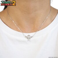 「TIGER & BUNNY 2 ×MATERIAL CROWN イメージネックレス（ヒーイズトーマス）」の着用イメージ。