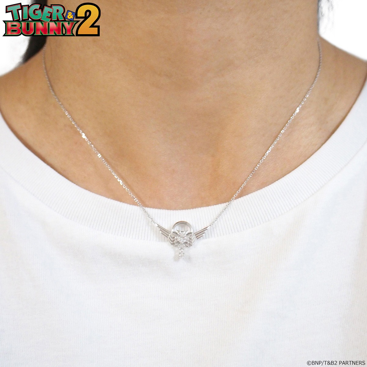 「TIGER & BUNNY 2 ×MATERIAL CROWN イメージネックレス（ヒーイズトーマス）」の着用イメージ。