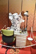 会場隣の展示ブースより、藤子不二雄(A)の机を再現したもの。デスクやライト、文房具は実際に使われていた。