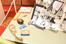 会場隣の展示ブースより、藤子不二雄(A)の机を再現したもの。デスクやライト、文房具は実際に使われていた。