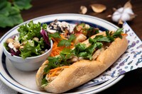 「N.Y.デリプレート」より、「ショーター（角煮バインミー）」。 ※メインのパンをアッシュ、英二、ショーターから1種選ぶことが可能。