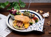 「N.Y.デリプレート」より、「アッシュ（ベーコンエッグサンド）」。 ※メインのパンをアッシュ、英二、ショーターから1種選ぶことが可能。