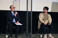 左から藤津亮太、伊藤智彦監督。