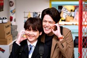 左から梶裕貴演じるトシくん、宮野真守演じる添木ケンジ。