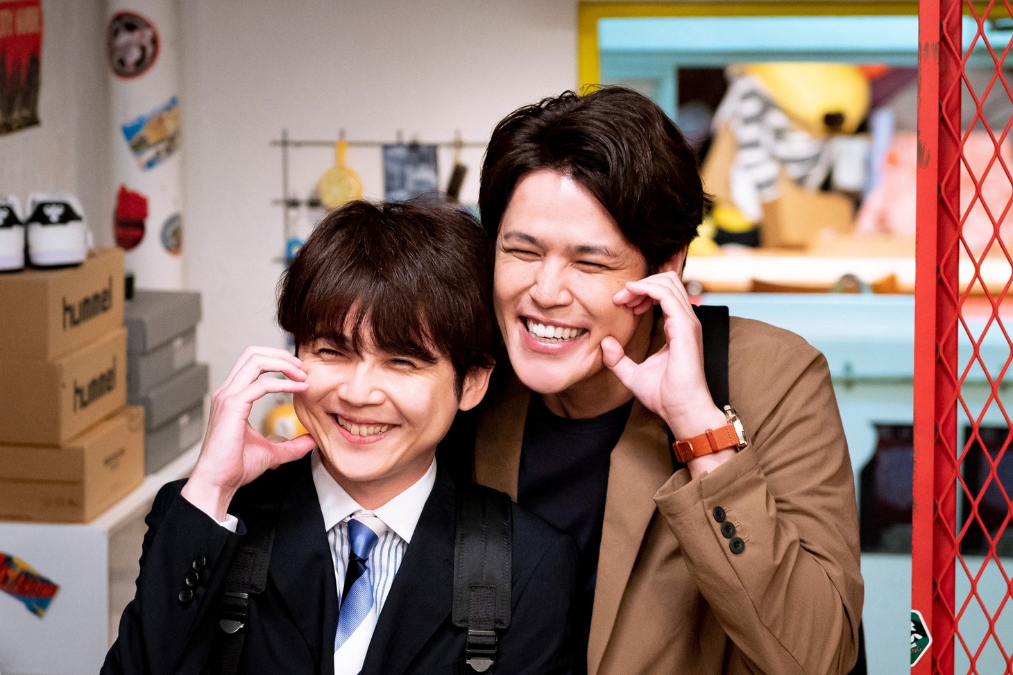 左から梶裕貴演じるトシくん、宮野真守演じる添木ケンジ。