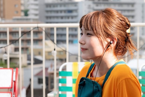 本田翼演じる主人公・仲町あす花。