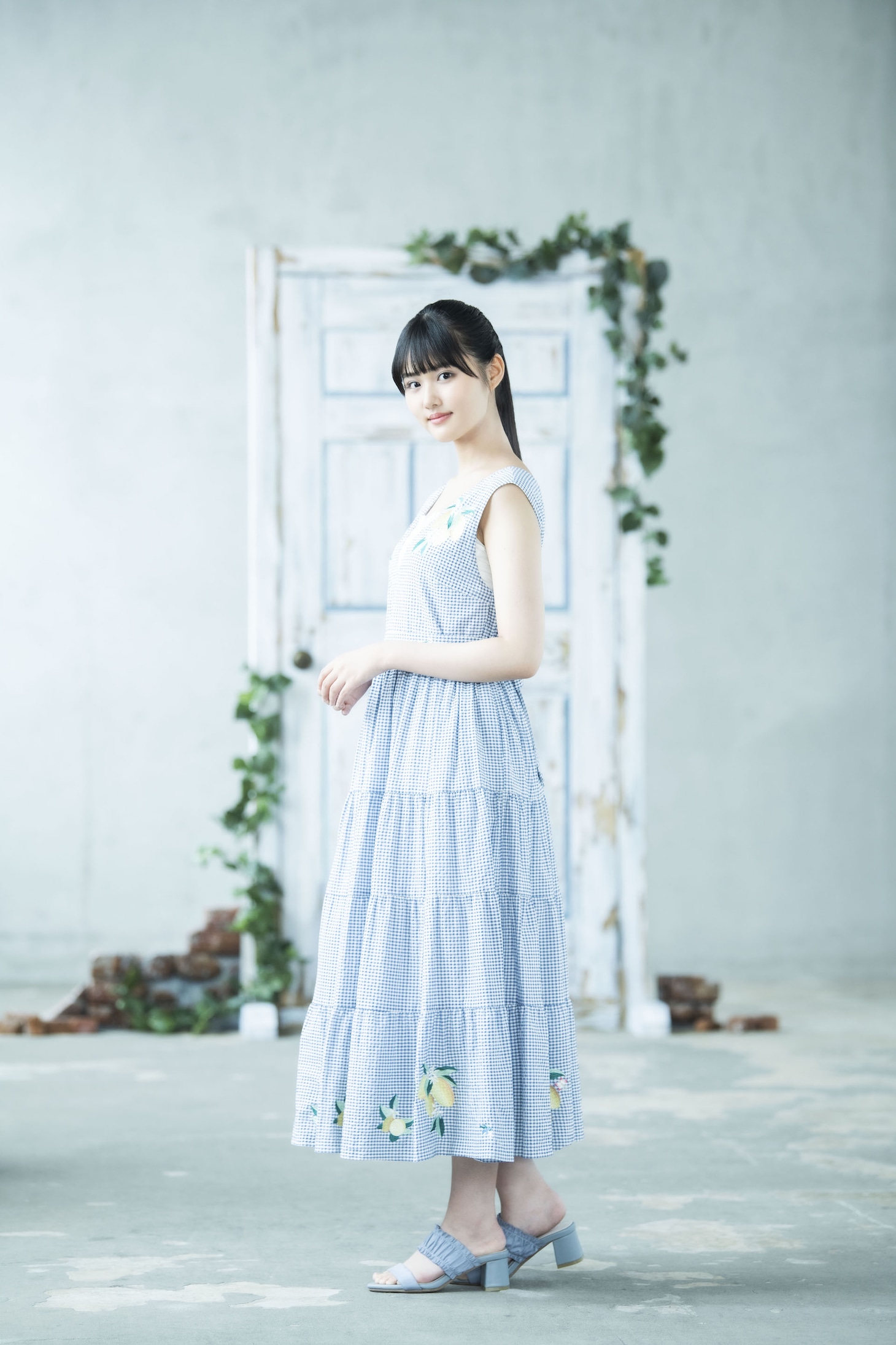 岩戸鈴芽役の原菜乃華。